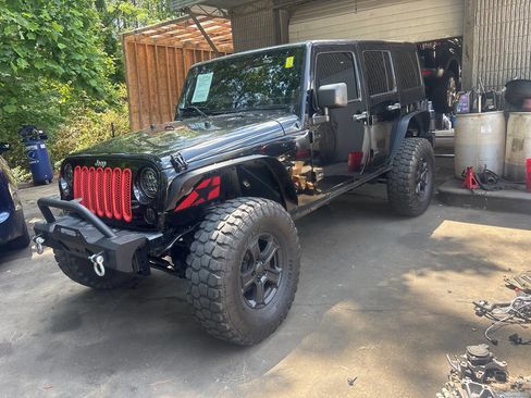Used 2013 Jeep Wrangler Unlimited Sahara w/ Connectivity Group AWD/4WD image 2
