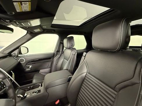 Certified 2025 Land Rover Discovery S image 5