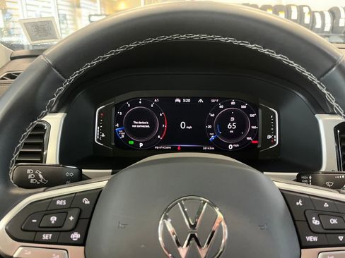 Used 2023 Volkswagen Atlas SE w/ Panoramic Sunroof Package AWD/4WD image 3
