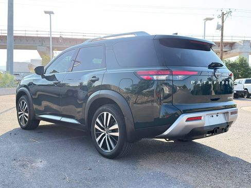 Used 2025 Nissan Pathfinder Platinum FWD image 3