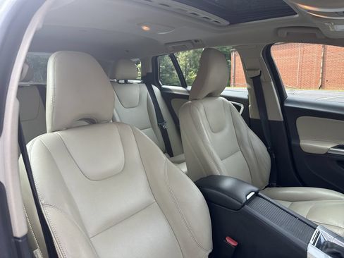 Used 2017 Volvo V60 T5 Premier w/ Convenience Package FWD image 21