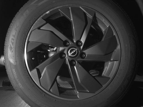 Used 2025 Nissan Rogue SV FWD image 12