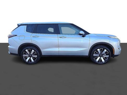 New 2025 Mitsubishi Outlander SE image 3