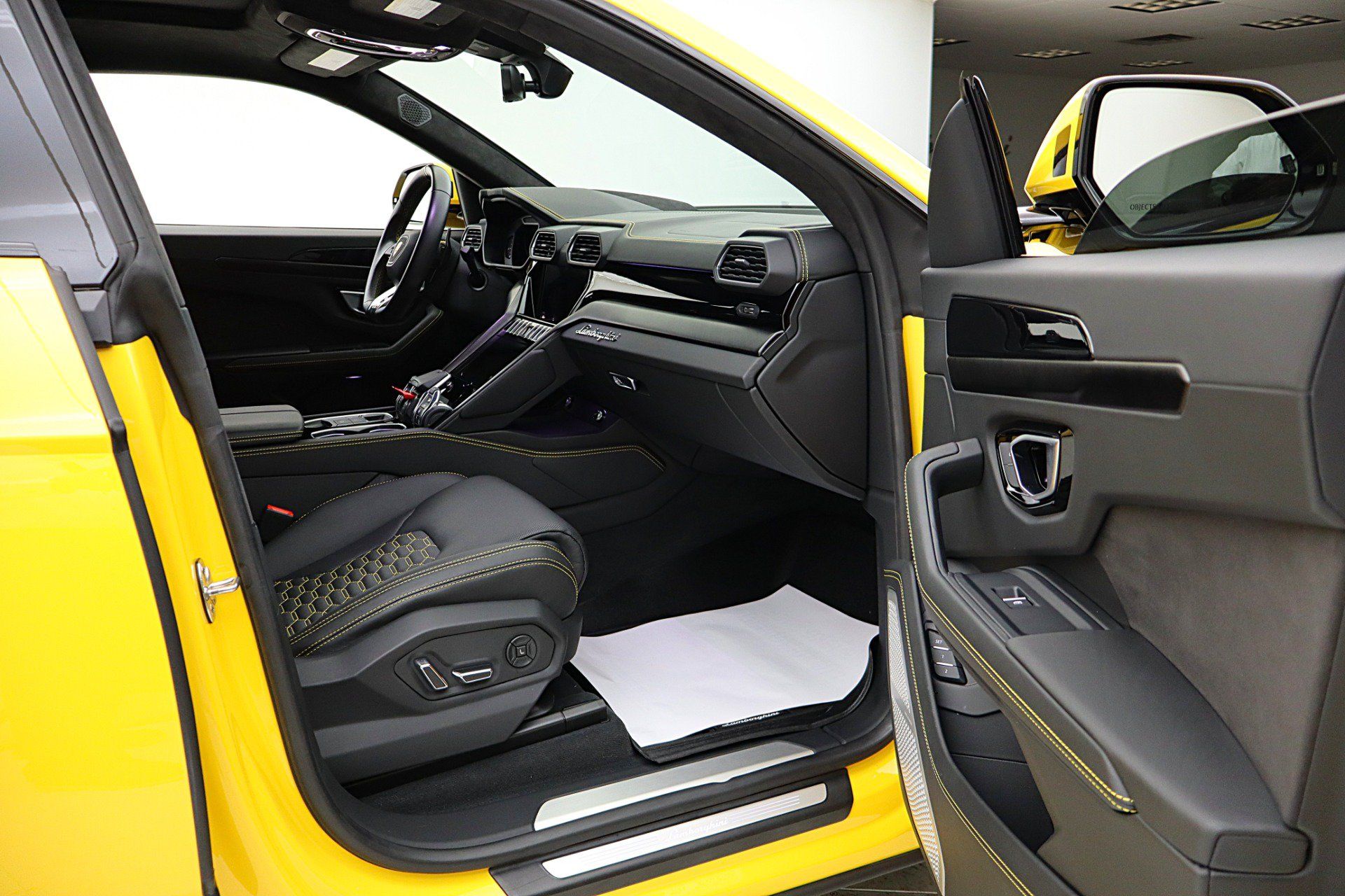 Used 2022 Lamborghini Urus AWD/4WD image 38