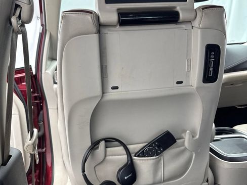 Used 2018 Chrysler Pacifica Limited FWD image 19