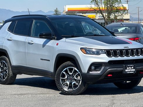 Used 2025 Jeep Compass Trailhawk AWD/4WD image 2