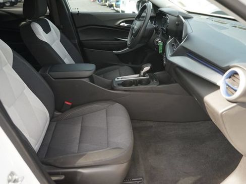 Used 2025 Chevrolet Trax LS w/ LS Convenience Package FWD image 18
