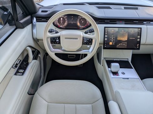 Used 2025 Land Rover Range Rover SV image 20