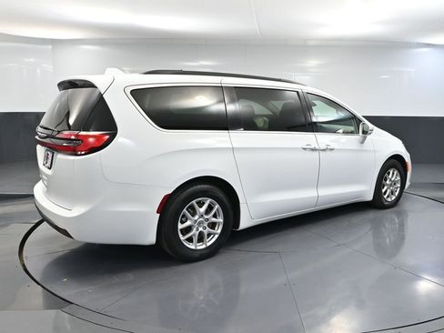 Used 2022 Chrysler Pacifica Touring-L FWD image 6