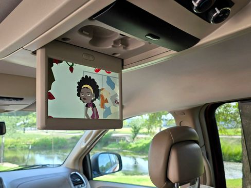 Used 2014 Chrysler Town & Country Touring-L w/ Driver Convenience Group FWD image 47