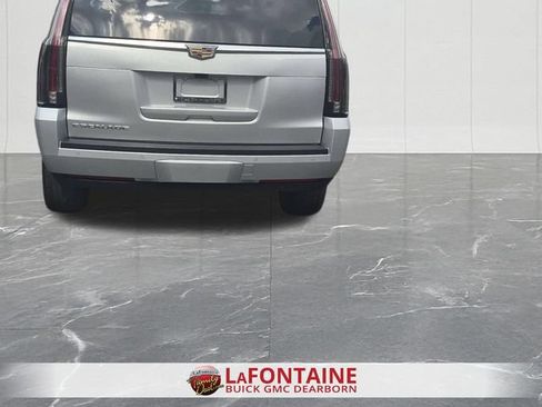 Used 2017 Cadillac Escalade ESV Luxury AWD/4WD image 4
