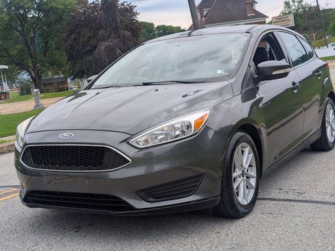 Used 2017 Ford Focus SE w/ Cold Weather Package FWD image 9