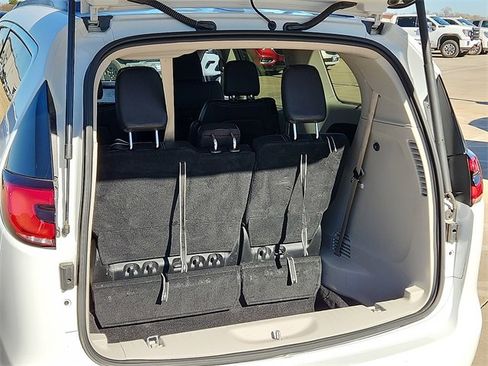 Used 2022 Chrysler Pacifica Touring-L image 8