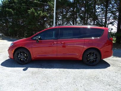 New 2026 Chrysler Pacifica Limited w/ Uconnect Theater Family Group