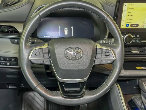 Used 2023 Toyota Highlander Limited AWD/4WD image 30
