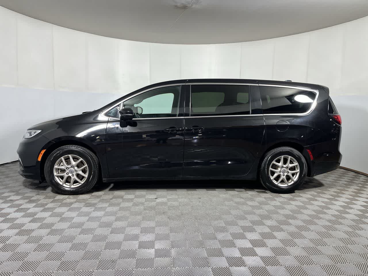 Used 2025 Chrysler Pacifica Select FWD image 5