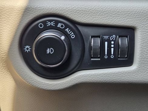 Used 2024 Chrysler Pacifica Touring-L FWD image 22