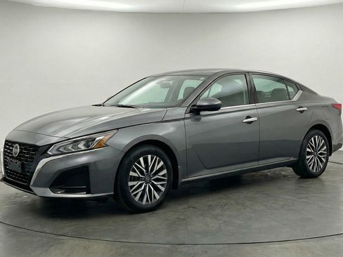 Used 2025 Nissan Altima 2.5 SV FWD image 3