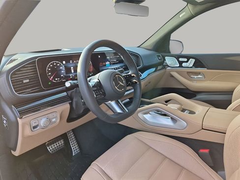 Used 2026 Mercedes-Benz GLS 580 4MATIC image 32