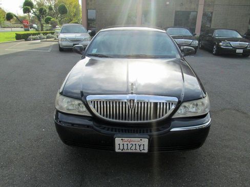 Used 2011 Lincoln Town Car Executive L image 2