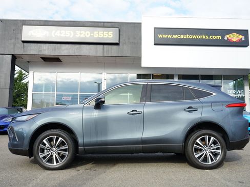 Used 2021 Toyota Venza LE image 2