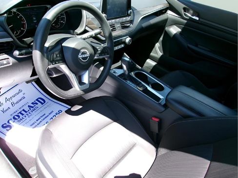 Used 2024 Nissan Altima 2.5 SV FWD image 12