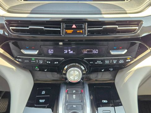 Used 2024 Acura MDX SH-AWD w/ Technology Package image 19