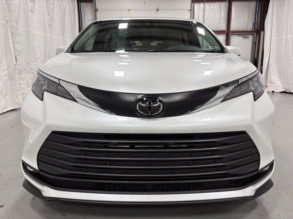 Used 2026 Toyota Sienna XLE FWD image 2