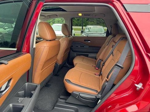 Certified 2025 Nissan Pathfinder Platinum w/ Cargo Package FWD image 13
