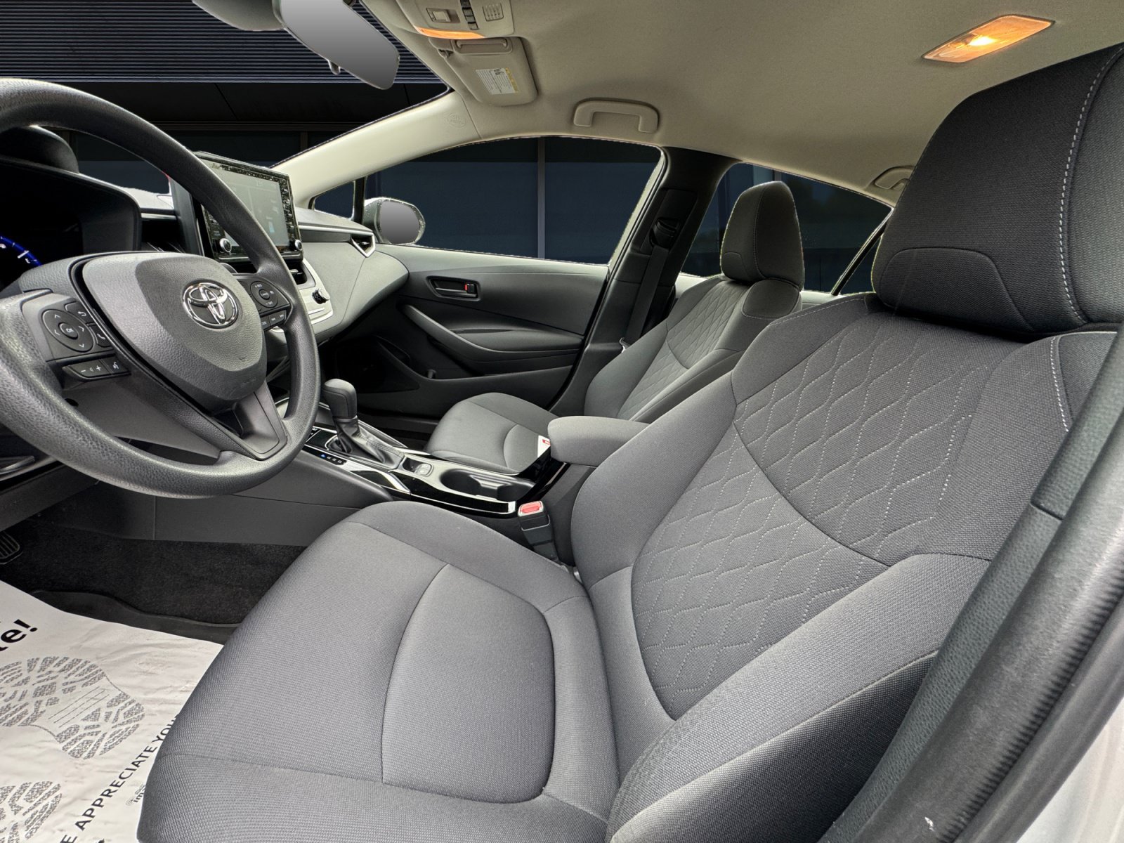 Used 2022 Toyota Corolla LE FWD image 2