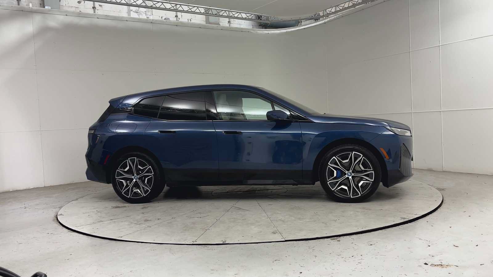 Used 2024 BMW iX xDrive50 w/ Premium Package AWD/4WD image 4