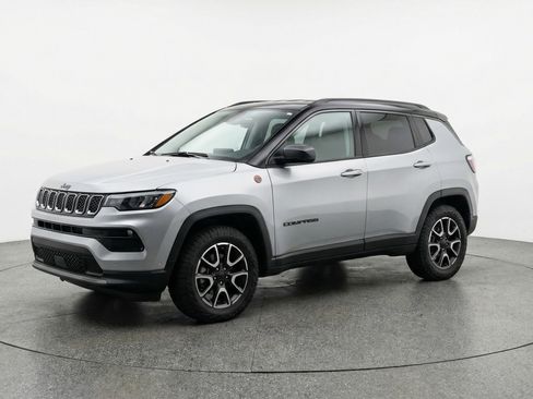 Used 2025 Jeep Compass Trailhawk image 3