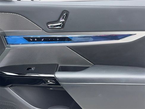 Used 2025 BMW 740i image 48