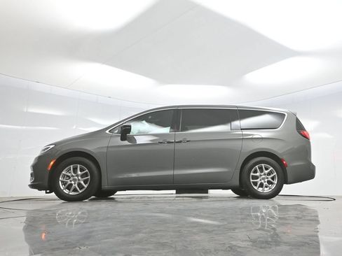 Used 2025 Chrysler Pacifica Select FWD image 71
