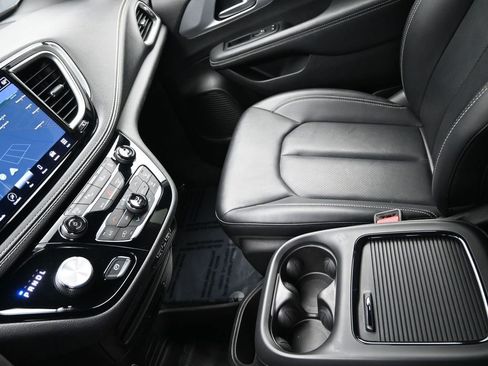 Used 2024 Chrysler Pacifica Limited FWD image 21