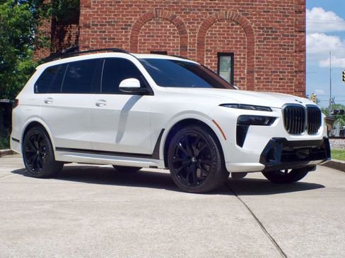 Used 2024 BMW X7 xDrive40i w/ M Sport Package AWD/4WD image 3