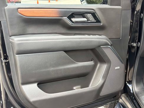 Used 2025 GMC Yukon Denali RWD image 15