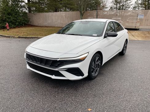 Used 2025 Hyundai Elantra Sport image 2