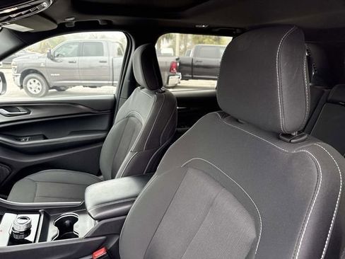 Used 2025 Jeep Grand Cherokee Laredo X image 20