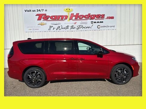 New 2026 Chrysler Pacifica Select image 1