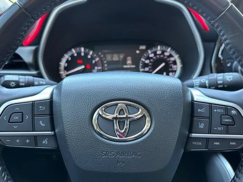 Used 2022 Toyota Highlander XLE AWD/4WD image 37