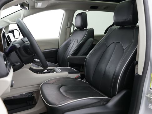 Used 2023 Chrysler Pacifica Limited FWD image 16