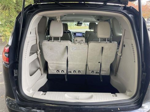 Used 2021 Chrysler Pacifica Touring-L image 7
