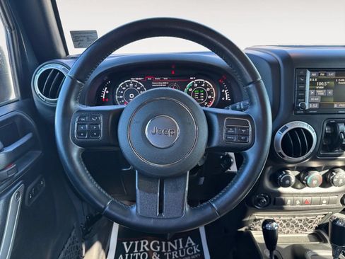 Used 2017 Jeep Wrangler Unlimited Rubicon w/ Connectivity Group AWD/4WD image 12