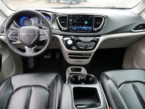 Certified 2024 Chrysler Pacifica Touring-L image 10