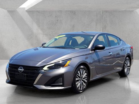 Used 2025 Nissan Altima 2.5 SV FWD image 8