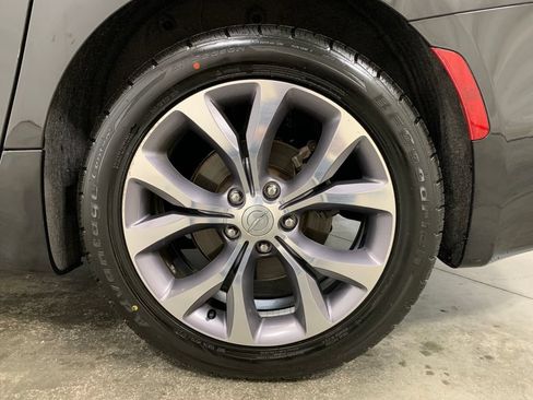 Used 2020 Chrysler Pacifica Limited w/ Tire & Wheel Group FWD image 4