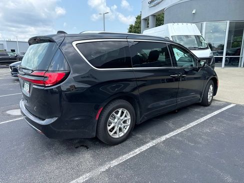 Used 2021 Chrysler Pacifica Touring-L FWD image 4