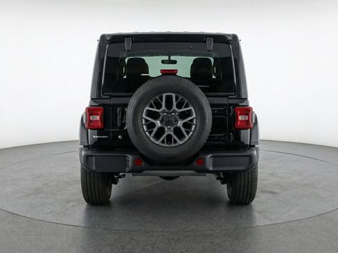 Used 2025 Jeep Wrangler Sahara image 7