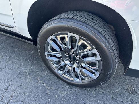 Used 2023 GMC Yukon XL Denali Ultimate image 10